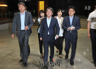 [포토] 대표직 사퇴 후 국회 떠나는 안철수 대표