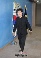 [포토] 친인척 비서관 채용 사과 후 회견장 떠나는 새누리당 박인숙