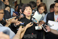 [포토] 기자들의 질문에 답하는 새누리당 박인숙 의원