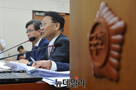 [포토] 기획재정위원회 전체회의 참석한 유일호 장관