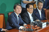 [포토] 굳은 표정의 안철수 국민의당 공동대표