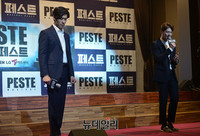 [포토] 서태지 노래 '슬픈아픔' 열창하는 '페스트' 배우들
