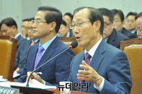 [포토] 기자들의 질문에 답하는 이원종 청와대 대통령비서실장