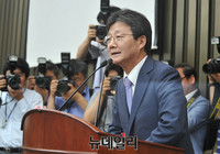 [포토] 복당 소감 밝히는 새누리당 유승민 전 원내대표