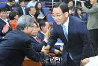 [포토] 악수 나누는 김희옥 위원장과 주호영 의원