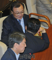 [포토] 대화 나누는 박지원-이해찬