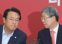 [포토] 논의하는 정진석-김희옥