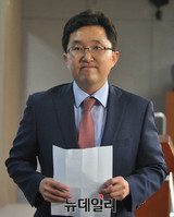 [포토] 정론관 떠나는 새누리당 김용태 의원