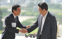 [포토] 인사 나누는 정진석-진영