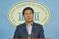 [포토] 새누리당, 청와대 오찬 브리핑하는 지상욱 대변인