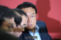 [포토] 대화하는 정진석-박명재
