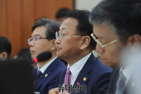 [포토] 답변하는 유일호 부총리