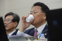 [포토] 목타는 유일호 부총리