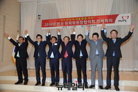 [포토] 원외위원장들에 인사하는 당대표 후보들 