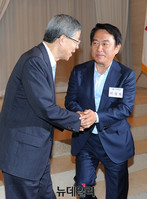 [포토] 악수하는 김희옥-이성헌