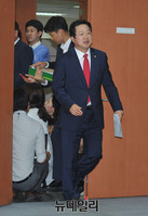 [포토] 최고위원 출마 기자회견 위해 입장하는 이장우 의원