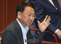 [포토] 의원들의 질문에 답하는 유일호 경제부총리