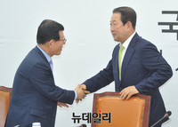 [포토] 관계자들과 인사 나누는 박주선 국회부의장