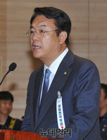 [포토] 인사말 하는 정진석 새누리당 원내대표