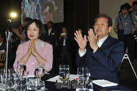 [포토] 7.14 전당대회 2주년 기념 만찬 참석한 김무성 전 대표 내외