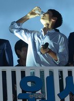 [포토] 신촌맥주축제서 원샷한 송중기 