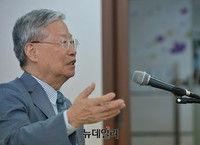 [포토] 최대권 명예교수, '개헌과북한인권' 주제로 물망초 특강