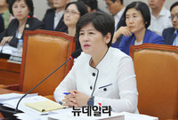 [포토] 여성가족위원회 전체회의 참석한 강은희 장관