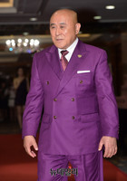 [포토] 보라색 정장 입은 배우 조춘