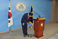 [포토] 당대표 출마선언 후 떠나는 새누리당 주호영 의원