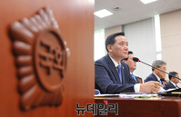 [포토] 질문에 답하는 김현웅 법무부 장관