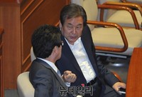 [포토] 유승민 의원 찾아 대화 나누는 김무성 전 대표