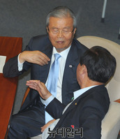 [포토] 이야기 나누는 김종인 대표와 정갑윤 의원