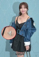 [포토] 귀걸이 떨어뜨린 하지원, 웃음으로 위기 모면