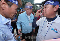 [포토] 삭발후 집회지시하는 김항곤 성주군수