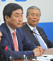 [포토] 의원들의 발언 경청하는 더불어민주당 김종인 대표