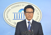 [포토] 우병우 민정수석 사퇴 촉구하는 정병국 의원