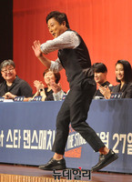 [포토] 숨겨둔 춤 실력 선보이는 개그맨 이수근