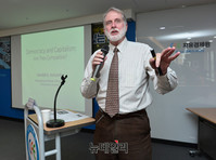 [포토] 민주주의와 자본주의 강연하는 '랜들 홀콤'교수
