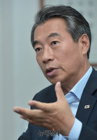 [포토] 개헌관련 대담나누는 정종섭 의원