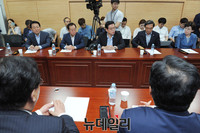 [포토] 이장우-정용기 단일화 위해 모인 충청지역 새누리당 의원들