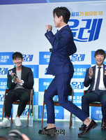 [포토] 숨겨온 춤실력 발휘하는 배우 박희순