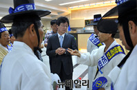 [포토] 사드 반대 유림단체 면담하는 사드 찬성 유승민 의원