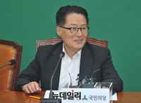 [포토] 취임 한 달 기자간담회 갖는 박지원 비대위원장