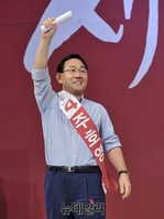 [포토] 지지자들에게 손들어 인사하는 주호영 후보