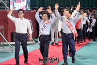 [포토] 창원 실내체육관으로 입장하는 새누리당 8.9 전당대회 출마자들