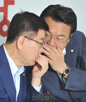 [포토] 대화 나누는 새누리당 정진석-김광림