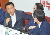 [포토] 대화 나누는 새누리당 정진석 원내대표와 조경태 의원