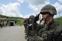 [포토] 北 목함지뢰 도발 1주기, DMZ 진입 준비하는 장병들