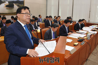 [포토] 국회 출석한 이동필 농림축산식품부 장관