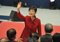 [포토] 새누리당원들에게 손들어 인사하는 박근혜 대통령